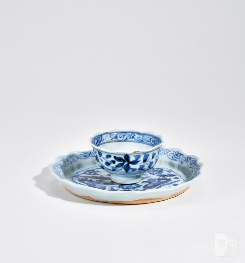 元 青花荷塘鸳鸯纹菱口盘及花口杯一套 - 图1